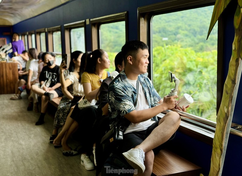 Chuyen tau tren cung duong du lich dep nhat Viet Nam-Hinh-9