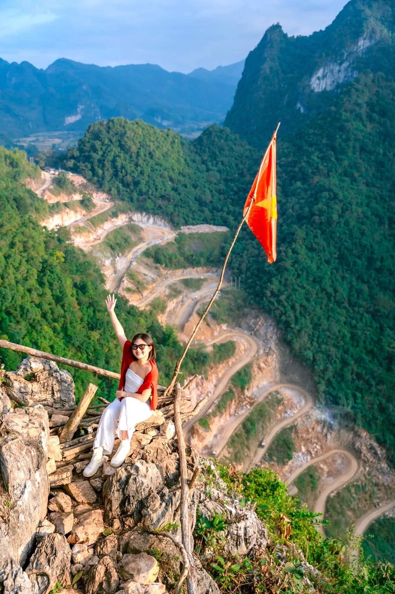 View - 	Ngắm thác nước lọt top đẹp nhất thế giới ở Cao Bằng