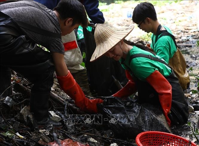 Nhom tinh nguyen Ha Noi Xanh hoi sinh nhung dong song o nhiem-Hinh-11