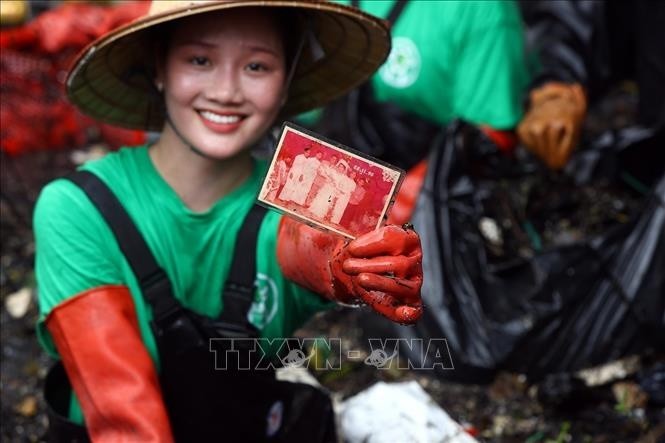 Nhom tinh nguyen Ha Noi Xanh hoi sinh nhung dong song o nhiem-Hinh-13