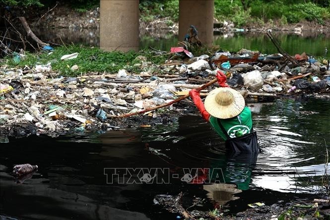 Nhom tinh nguyen Ha Noi Xanh hoi sinh nhung dong song o nhiem-Hinh-9