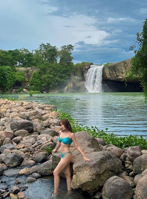 Con gai Hoang Map “sieu vong ba”, cham dang anh dien bikini