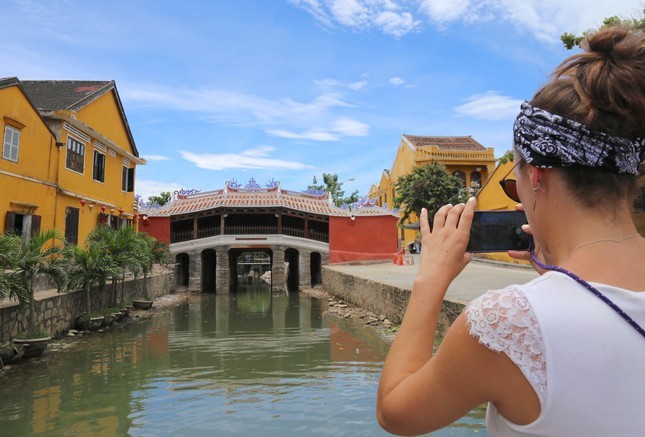 'Khoac ao moi' hon 20 ty, Chua Cau noi tieng Hoi An gay bat ngo-Hinh-13