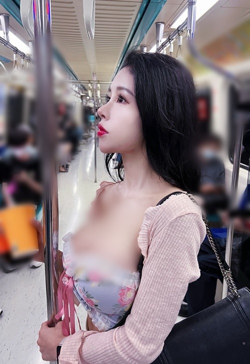 Di tau dien, hot girl “sieu vong 1” mac ho bao gay soc