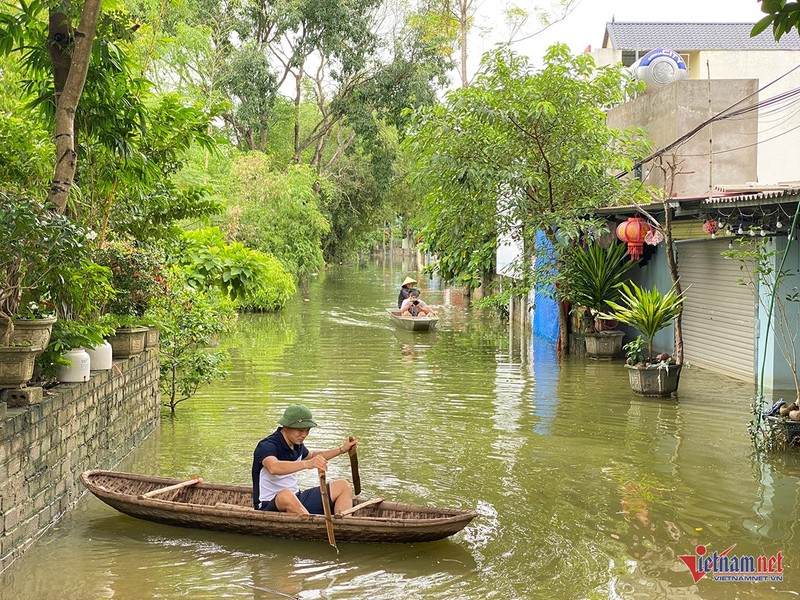 View - 	6 ngày không ngủ ở nhà thức trông xe miễn phí giúp dân vùng lụt