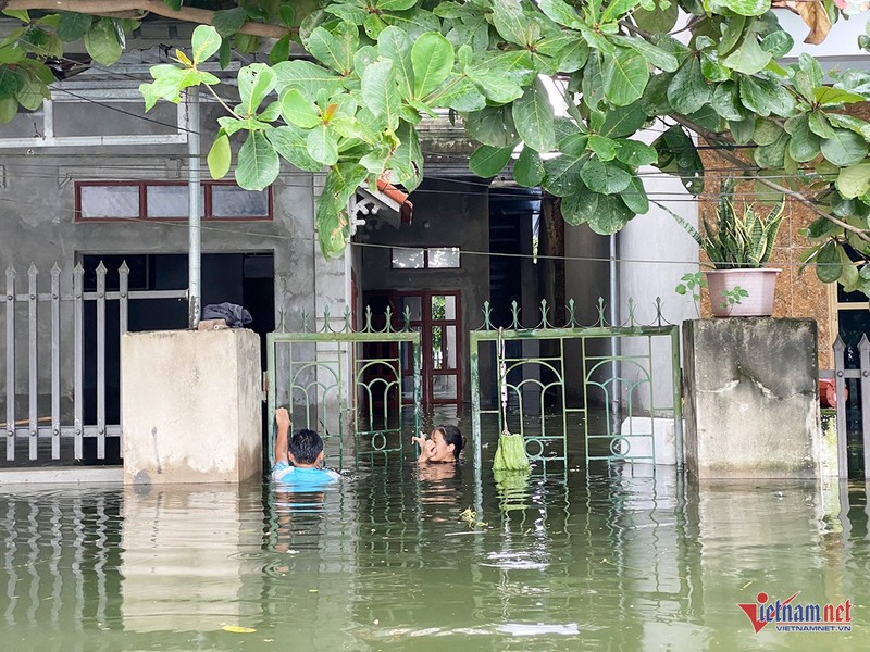 6 ngay khong ngu o nha, thuc trong xe mien phi giup dan vung lut-Hinh-6