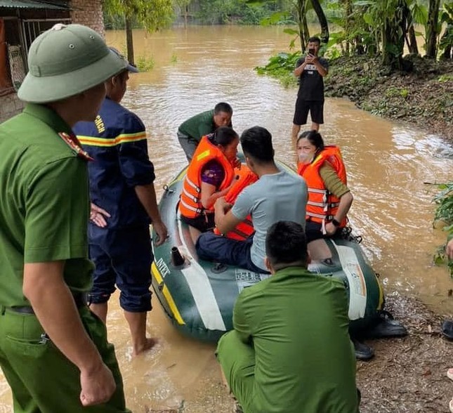 Mua lon keo dai, bo doi, cong an dam minh giup dan chay lu-Hinh-10