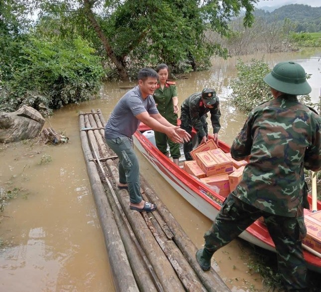 Mua lon keo dai, bo doi, cong an dam minh giup dan chay lu-Hinh-12