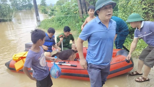 Mua lon keo dai, bo doi, cong an dam minh giup dan chay lu-Hinh-16