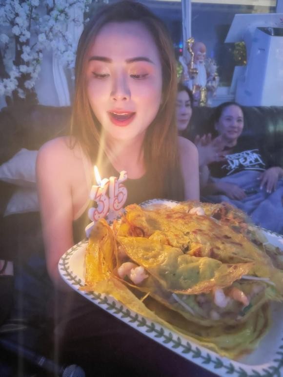 Diem Huong's husband organized a birthday party for her, everyone smiled when they saw the cake-Picture 4