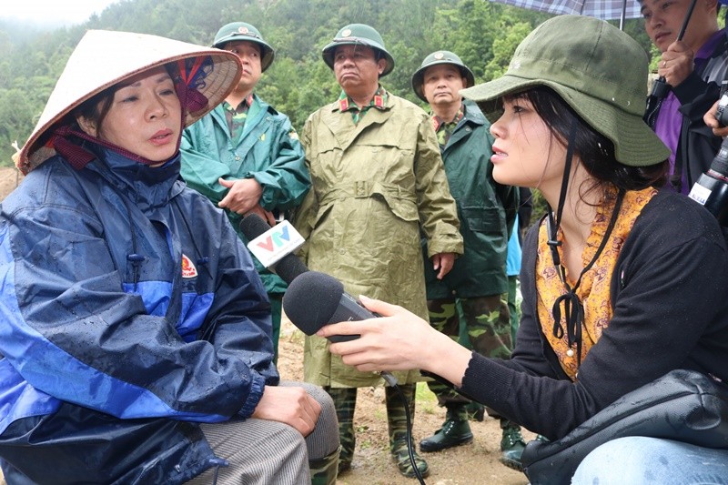 Chan dung BTV Nguyen Ngan tac nghiep o Ha Noi giua sieu bao Yagi-Hinh-5