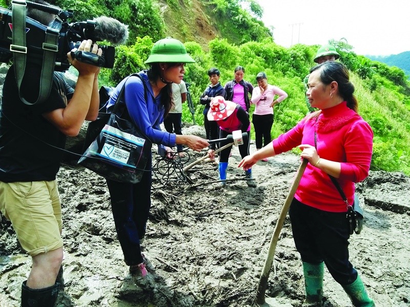 Chan dung BTV Nguyen Ngan tac nghiep o Ha Noi giua sieu bao Yagi-Hinh-6