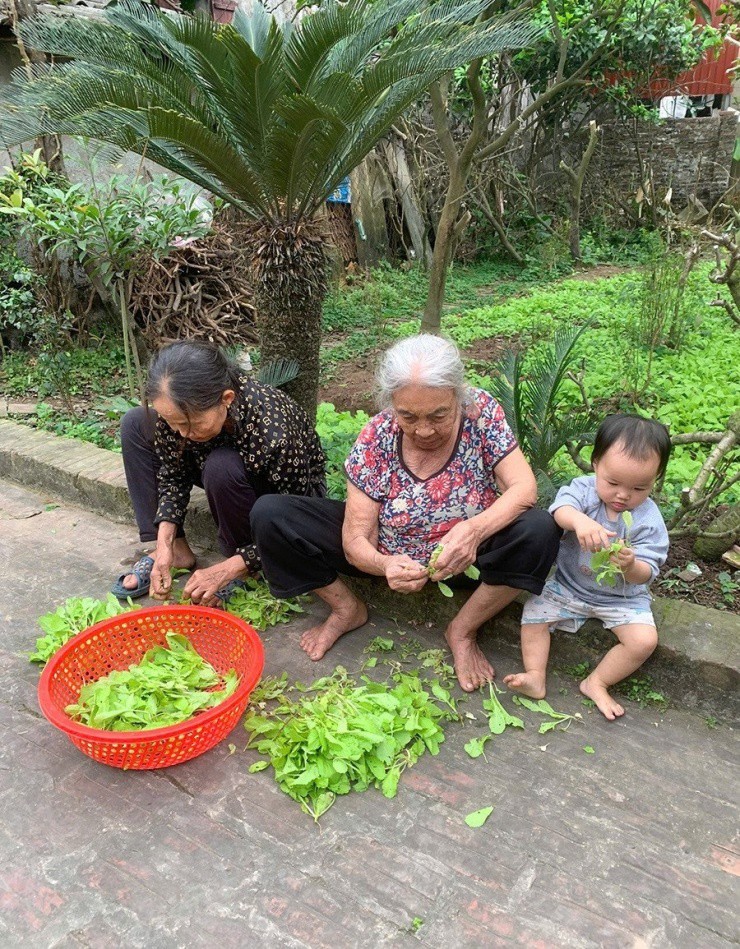 Xúc động khoảnh khắc cụ ông 90 tuổi chăm sóc vợ 92