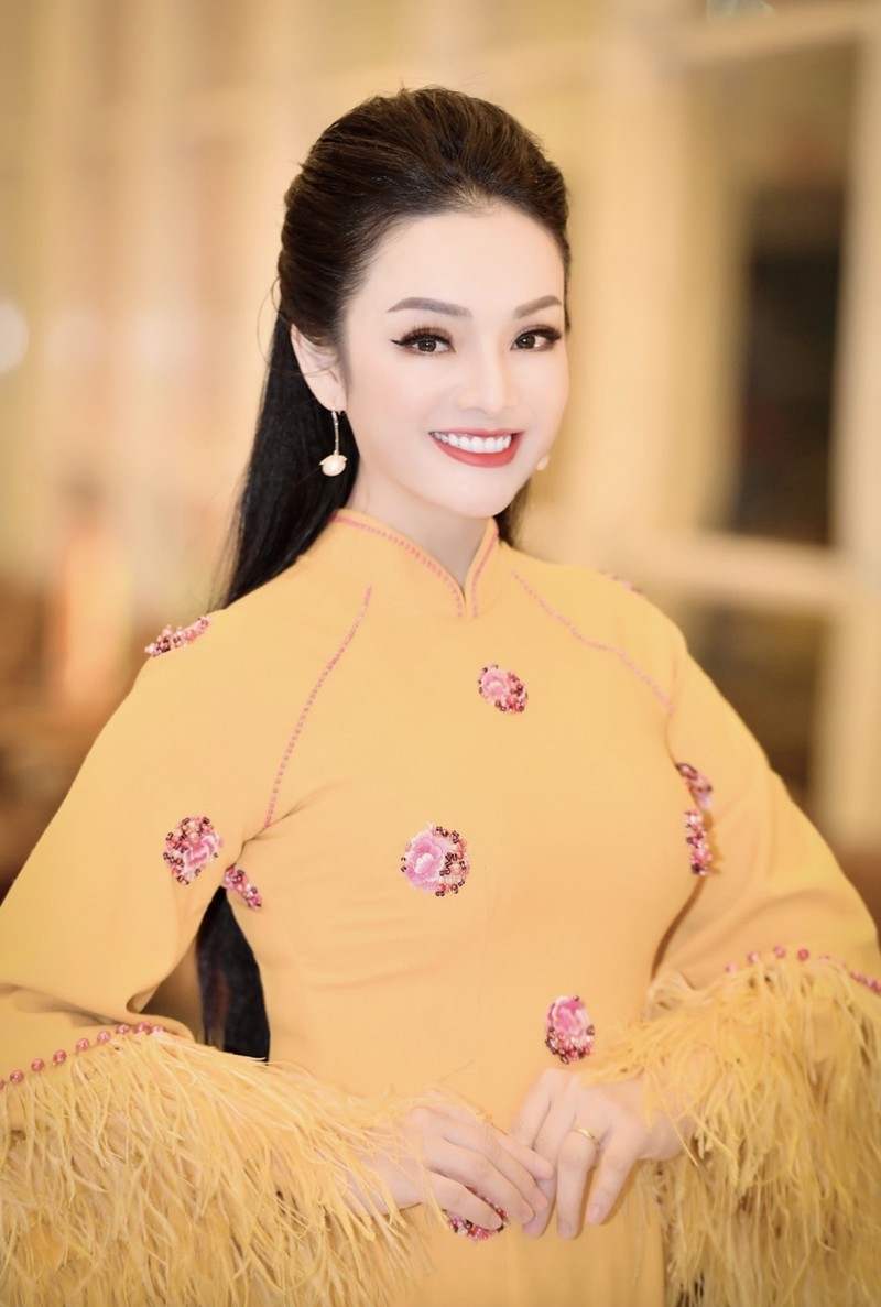 Ba nu nghe si noi danh co hoc vi Tien si-Hinh-2