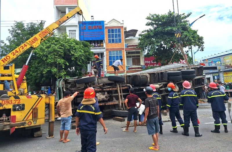 Hien truong xe cho dam go lat nghieng lam 3 nguoi di duong tu vong-Hinh-4