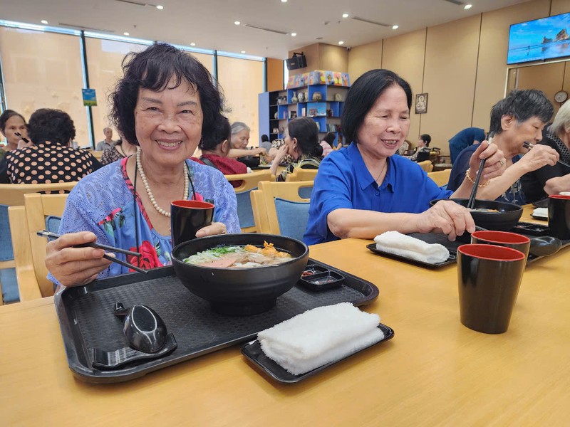 Nguoi gia sang den vien duong lao, chieu quay quan cung con chau-Hinh-2