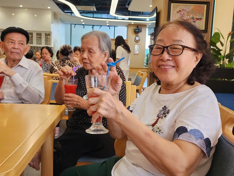 Nguoi gia sang den vien duong lao, chieu quay quan cung con chau