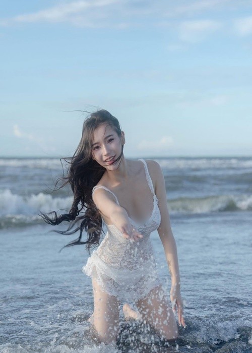 Hot girl dien mot ao giau quan, thuong xuyen bi chup len tren duong-Hinh-12