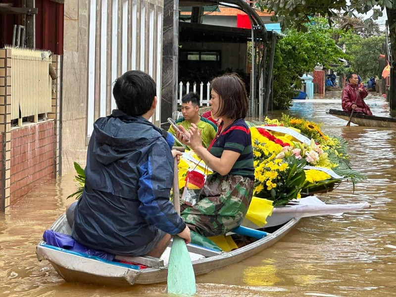 Quang Binh: That long canh dua tang tren dong nuoc lu o Le Thuy-Hinh-5