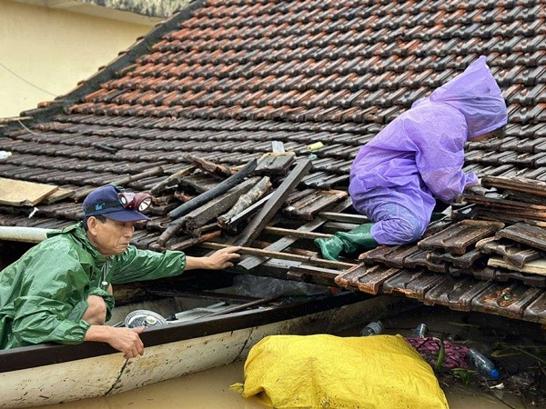 Quang Binh: That long canh dua tang tren dong nuoc lu o Le Thuy