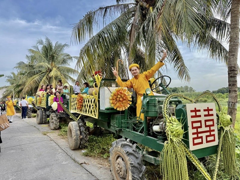 Ha Tri Quang di may cay trong dam cuoi o Dong Thap-Hinh-4