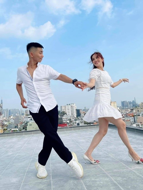 Cuoc song cua Khanh Thi trong biet thu co vuon cay tien ty-Hinh-10