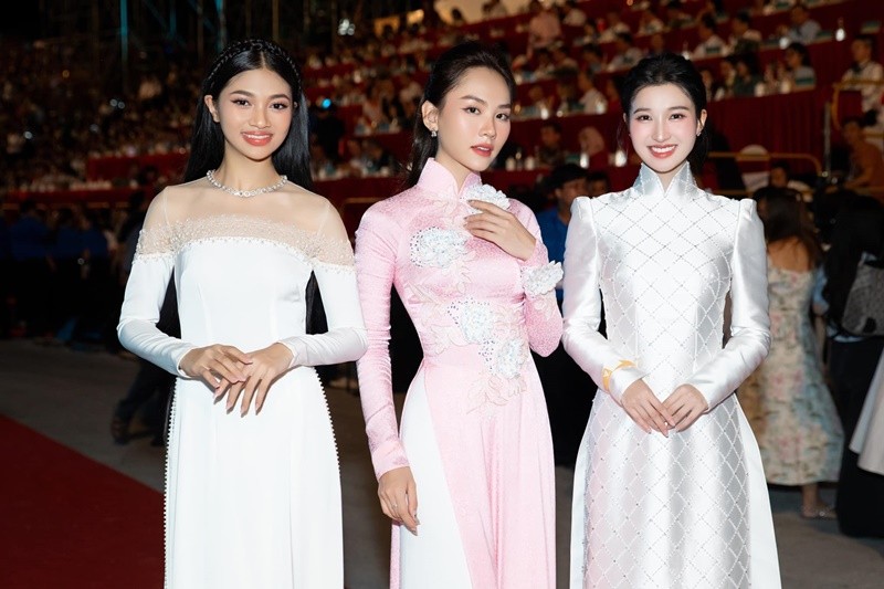 Ao dai le an hoi cua A hau Phuong Nhi co gi dac biet?-Hinh-10