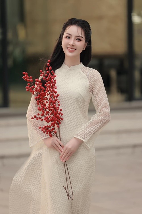 Tet Nguyen dan 2025, my nhan Viet dua nhau dien ao dai