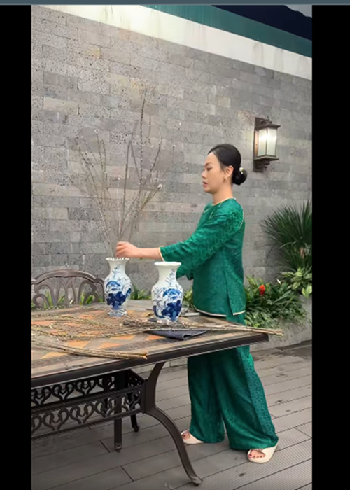 Phuong Oanh khoe hai con dien ao dai ngoi xem goi banh chung-Hinh-10