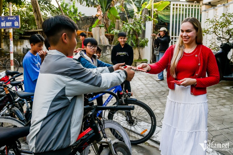 Vo cau thu Xuan Son trang tri nha cua don chong ve an Tet-Hinh-8