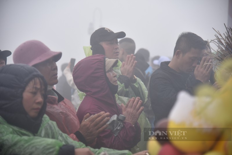 Du khach “doi” gio ret hanh huong ve dinh thieng Yen Tu-Hinh-8