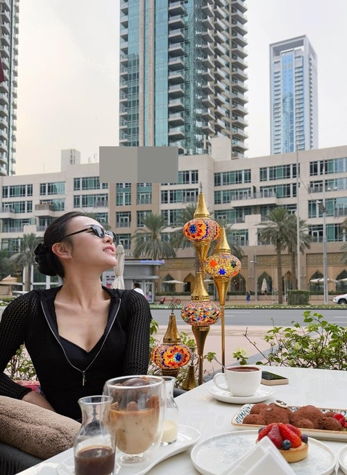 Phuong Oanh khoe xuong quai xanh quyen ru khi du lich Dubai