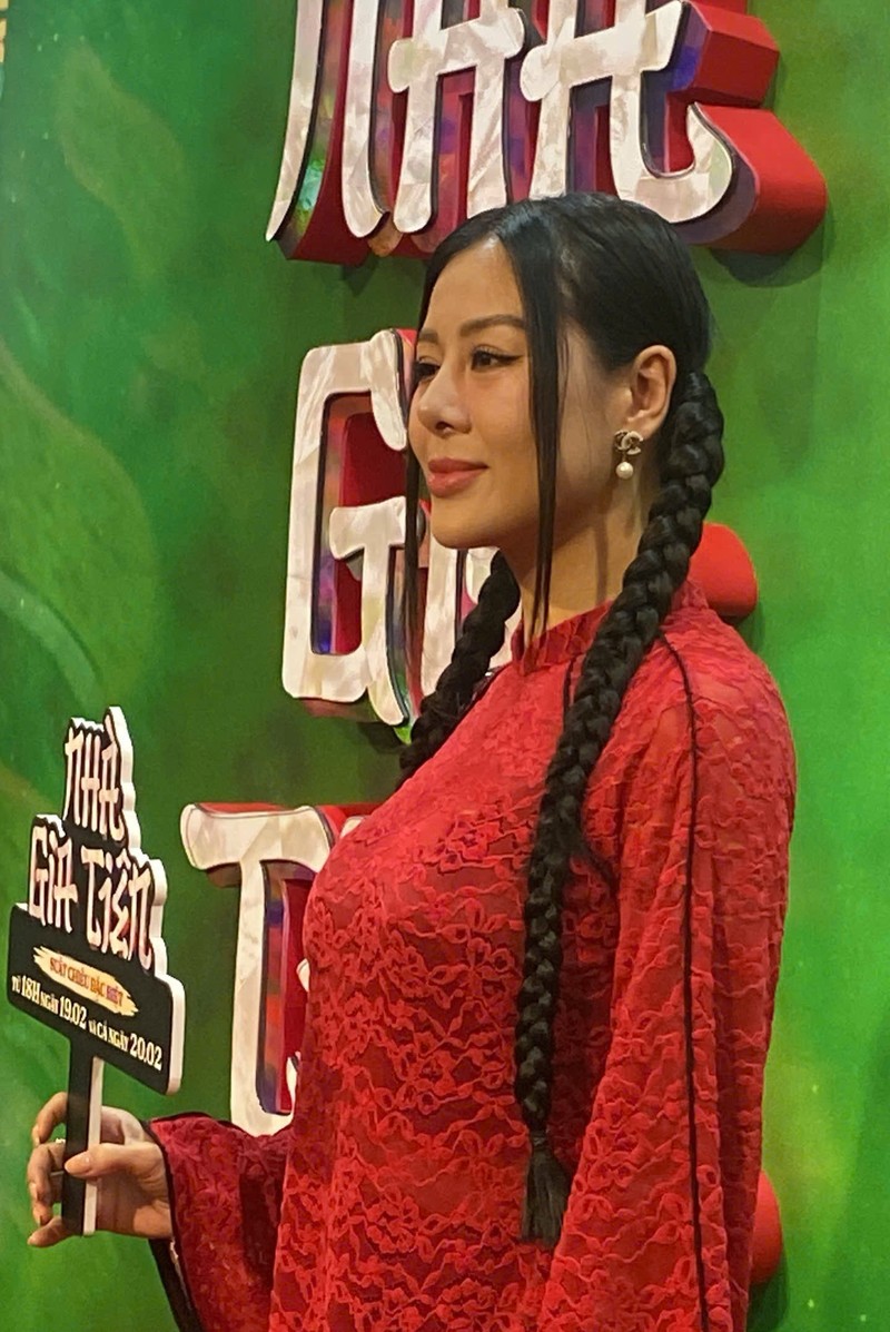 Nam Thu mac ao dai lo noi y phan cam gay tranh cai