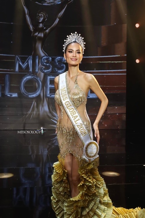 Nguyen Dinh Nhu Van dang quang Miss Global 2025-Hinh-2