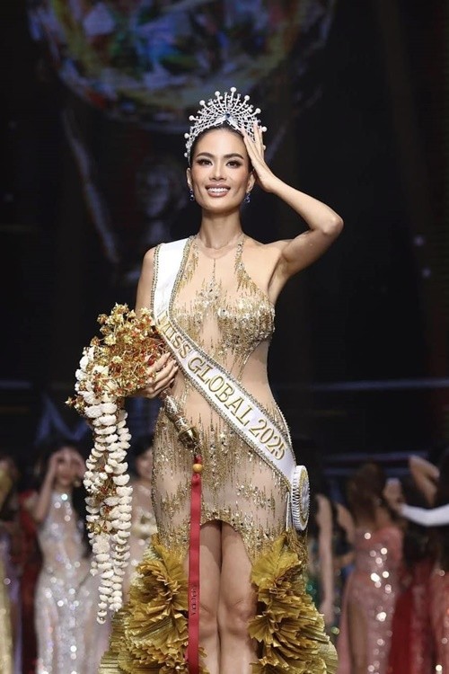 Nguyen Dinh Nhu Van dang quang Miss Global 2025