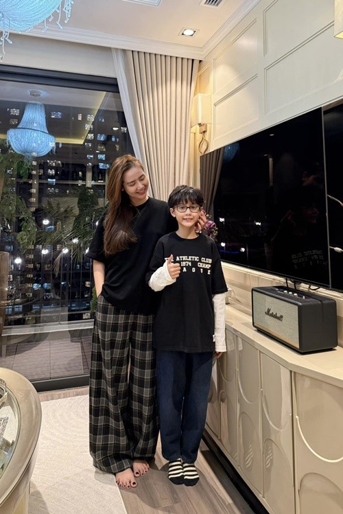 Huyen Lizzie nua kin nua ho khoe them nguc cang day-Hinh-10