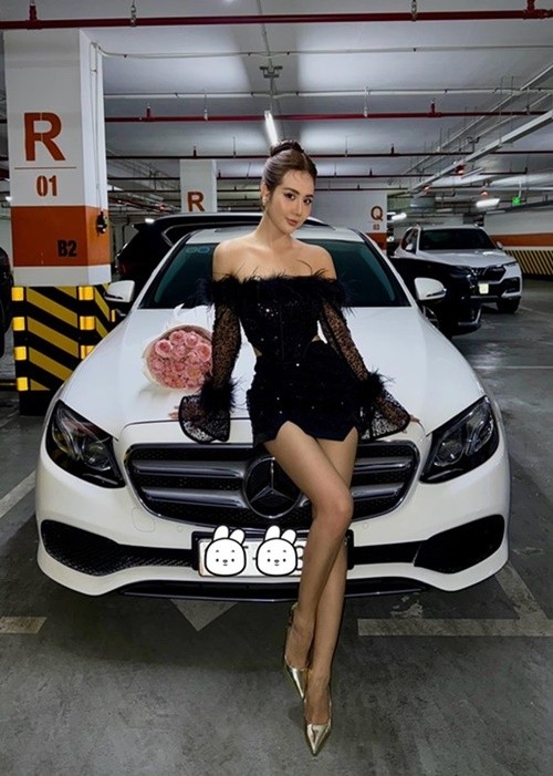 Huyen Lizzie nua kin nua ho khoe them nguc cang day-Hinh-12
