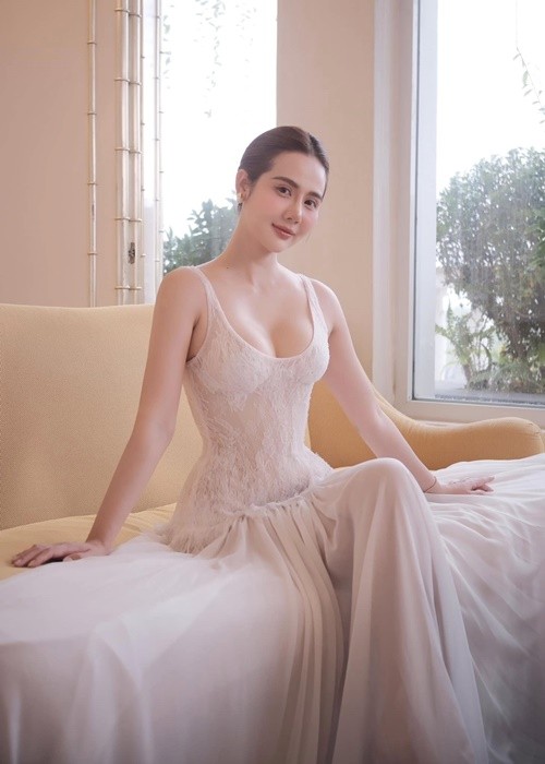 Huyen Lizzie nua kin nua ho khoe them nguc cang day-Hinh-2