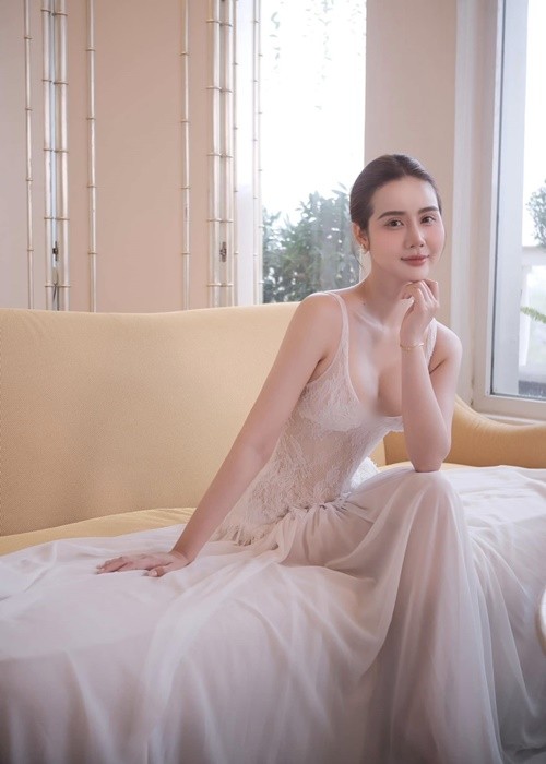 Huyen Lizzie nua kin nua ho khoe them nguc cang day-Hinh-3