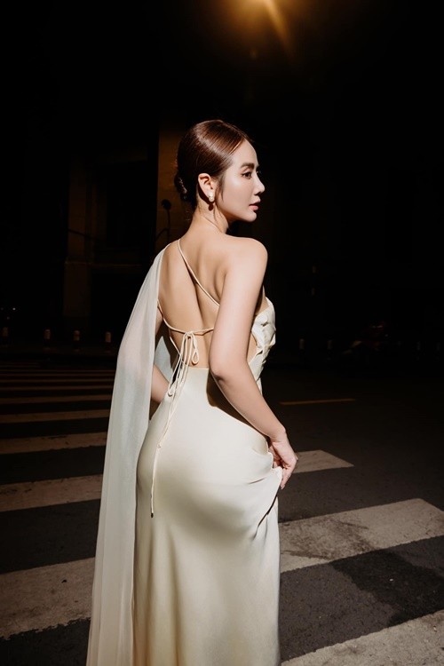 Huyen Lizzie nua kin nua ho khoe them nguc cang day-Hinh-6