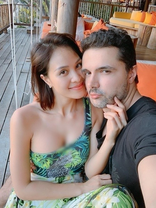 “MC goi cam nhat showbiz Viet” Phuong Mai hau ly hon chong ra sao?