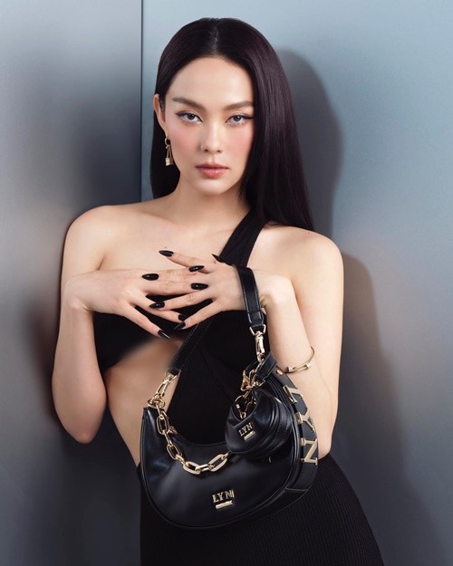 “Phu ba” Minh Hang khoe body goi cam khi di bien-Hinh-12