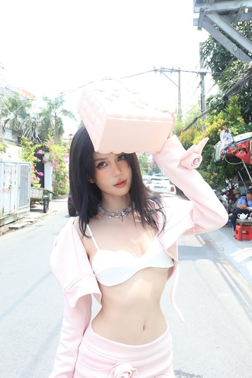 Ngoc Trinh bi chi trich vi trang phuc tao bao o su kien-Hinh-7
