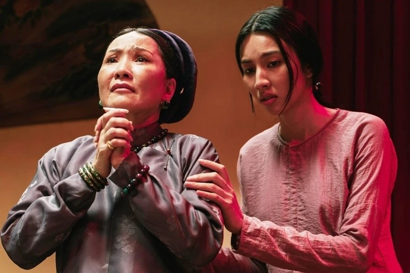 Hai vai dien cua Hoa hau Thuy Tien truoc lum xum-Hinh-2