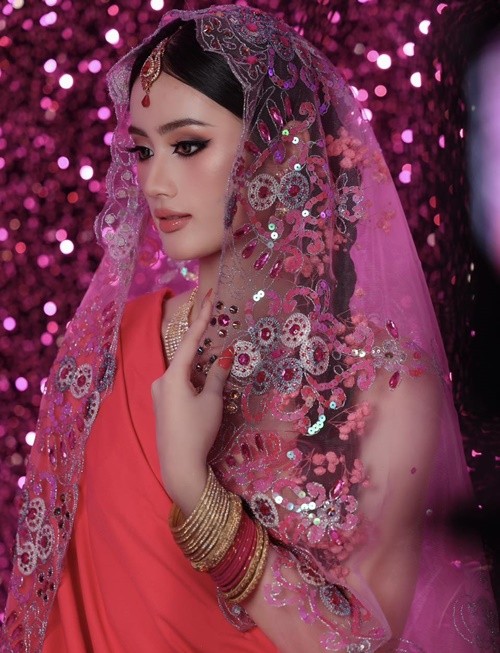 Y Nhi khoe nhan sac cuon hut khi hoa co gai An Do