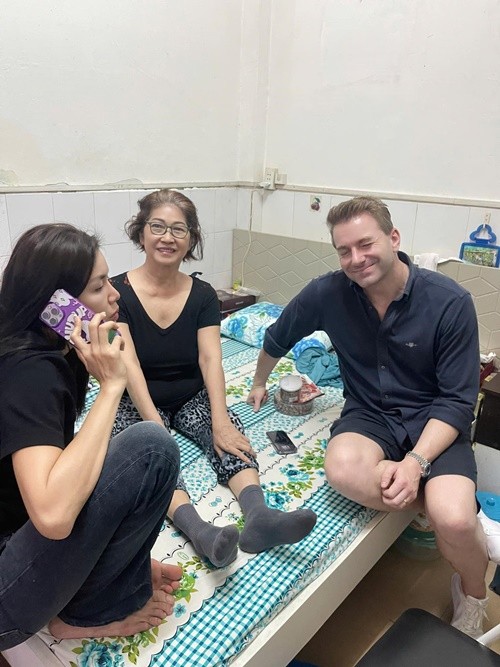 Minh Tu va bo me chong ngoai quoc than thiet co nao?-Hinh-7