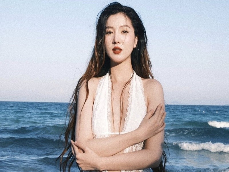 Vo Ho Quang Hieu dien trang phuc xuyen thau sau 4 thang sinh con-Hinh-5