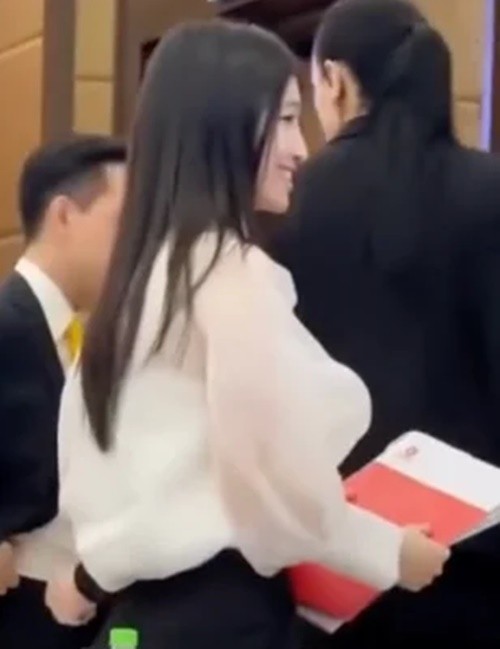 A hau Phuong Nhi va chong lan hiem hoi xuat hien-Hinh-2