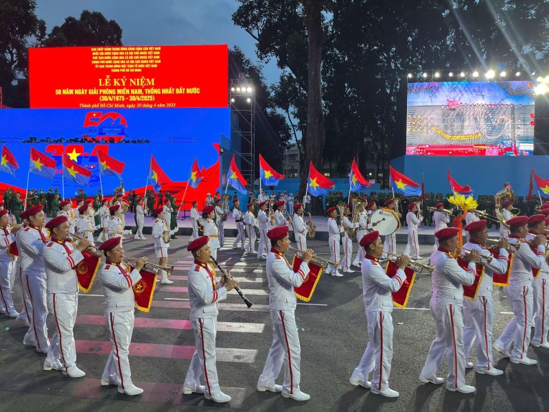 Người dân háo hức đón xem buổi sơ duyệt diễu binh, diễu hành - Hình 15 Nguoi dan hao huc don xem buoi so duyet dieu binh, dieu hanh-Hinh-15