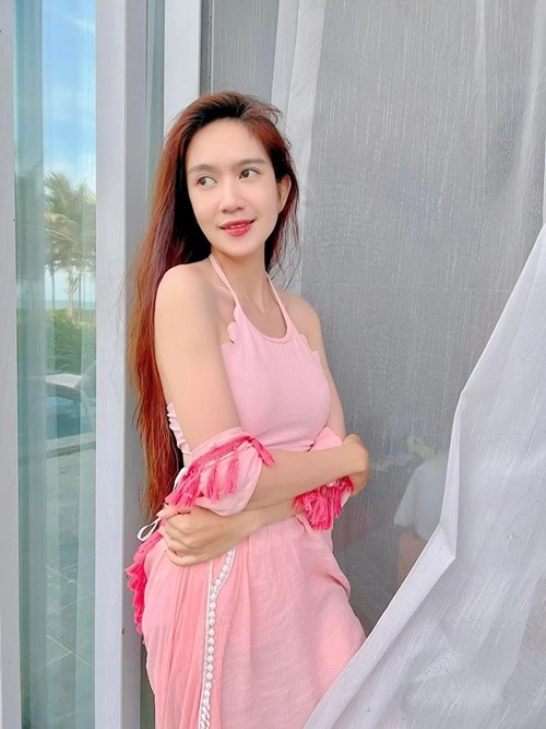Dinh Ngoc Diep - Minh Ha dep quyen ru khi di bien-Hinh-10